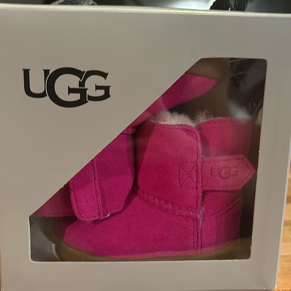 Infant Ugg boot in berry color - Picture 2 of 4